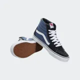 Championes de caña alta Vans SK8-HI, color negro con detalles en azul y la clásica Sidestripe blanca en los laterales.