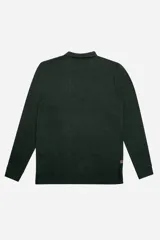 Remera polo de manga larga en tejido piqué, color verde oscuro, con cuello clásico y cierre frontal de dos botones personalizados. Presenta un diseño de ajuste regular.