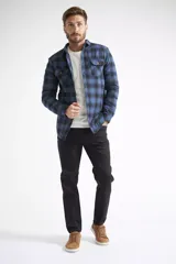 Sobrecamisa de viyela para hombre con estampado de cuadros en rojo y negro. Presenta cierre frontal con botones, bolsillos en el pecho con solapa y botón, y un interior capitoneado para mayor abrigo. Cuenta con un logo en grifa de cuero.