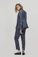 Blazer clásico confeccionado en taffeta con estampado de leopardo en tonos azulados, con solapas de muesca y cierre frontal de un botón.