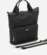 Mochila de poliéster color negro con diseño rectangular y estructurado, marca Satinato. Cuenta con cierre superior, asas de mano reforzadas y un amplio bolsillo frontal con cierre y herrajes dorados.