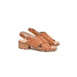 Sandalias de cuero color caramelo con textura símil cocodrilo, tiras cruzadas en el empeine, pulsera ajustable al tobillo con hebilla metálica dorada, taco bajo y suela track.