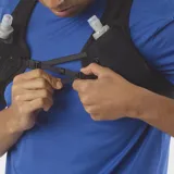 Chaleco de hidratación Salomon modelo Pulse 2, color negro, de diseño minimalista y tejido de malla transpirable, con ajuste ceñido SensiFit y bolsillos de acceso sencillo.