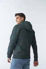 Campera de neopreno negra con capucha ajustable, cuello alto, bolsillos con cierre y logo en goma.