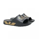 Ojotas de diseño ergonómico color negro, con banda ancha superior que presenta el logo de la marca EA7 Emporio Armani estampado en color blanco. Poseen plantilla moldeada con el logo de la marca.