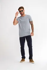 Pantalón cargo azul marino de corte recto con múltiples bolsillos y cierre de botón y cremallera.