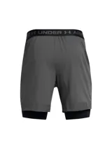 Short deportivo 2 en 1 Under Armour, compuesto por un short exterior gris de tejido ultraligero y un short interior de compresión negro. Cuenta con paneles perforados para ventilación, bolsillos laterales y cintura con cordón ajustable.