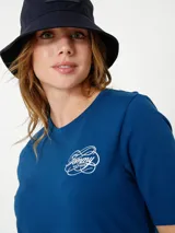 Vestido azul de algodón con cuello redondo y mangas cortas. Presenta logo de Tommy Hilfiger bordado en el pecho y en la manga.