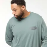 Conjunto de pijama de dos piezas compuesto por una camiseta de manga larga con cuello redondo y un pantalón largo con cintura elástica. La camiseta presenta un pequeño estampado circular en el pecho con la palabra California.