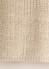 Chaleco de punto grueso color beige, de diseño recto, con cuello en V y manga larga.
