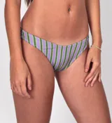 Conjunto de bikini con estampado a rayas verticales color lila y verde. El corpiño es de escote redondo con breteles ajustables y cierre de gancho metálico. La bombacha es tipo tanga con tiras laterales ajustables.
