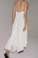 Vestido midi blanco de la ZW Collection con escote en V, tirantes finos, bajo asimétrico y detalle de aplicación de encaje a contraste en el escote.