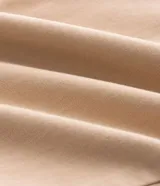 Pantalón cargo de sarga color beige, de corte recto, con bolsillos laterales y bolsillos cargo con solapa en las piernas. Cuenta con cintura con pasacintos y cierre de botón con cremallera.