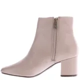 Botín negro de charol con caña media, cierre lateral y taco cuadrado.