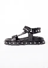 Sandalias negras de cuero con plataforma y detalles de tachas plateadas.