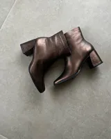 Bota negra de cuero vacuno con taco cuadrado y caña media.