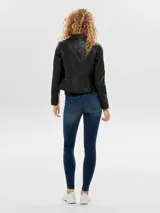 Campera biker corta de cuero sintético negro con cierre frontal asimétrico, solapas con muesca, bolsillos con cierre y detalles acolchados en las mangas.