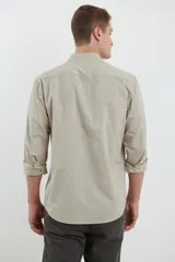 Camisa de vestir de hombre color gris oscuro, de manga larga y corte clásico.