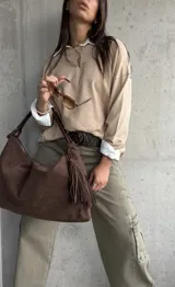 Sweater de punto color beige, de corte holgado y diseño básico con cuello redondo y mangas largas.