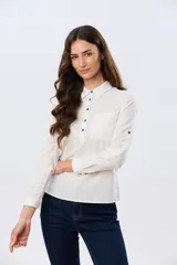 Camisa de lino lisa color celeste, de manga larga con puños abotonados y trabilla para arremangar. Cuenta con cuello clásico, cierre frontal con botones y bolsillos plaqué en el pecho.