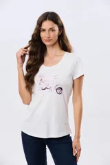 Remera blanca de manga corta y cuello redondo, con estampa frontal de una motoneta rosa estilo vintage con flores.