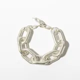 Pulsera plateada de eslabones grandes con cierre de mosquetón.