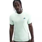 Remera Nike de manga corta, color negro, con cuello redondo y el logo bordado en blanco en el lado izquierdo del pecho.