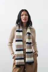 Bufanda de tejido de punto con diseño de rayas horizontales en tonos beige, blanco, gris y negro.