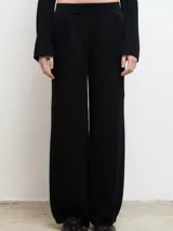 Pantalón de punto color negro, de corte recto y tiro medio, con cintura elástica y diseño de pierna ancha.