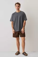 Short de gabardina color marrón chocolate, de corte relajado, con cintura elástica y cordón ajustable.