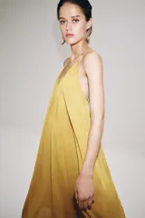 Vestido largo de bambula ZW Collection color mostaza, con escote redondo, tirantes finos cruzados en la espalda y forro interior a tono.