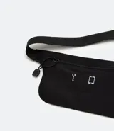 Riñonera negra de poliéster con cinturón ajustable y cierre de cremallera.