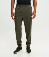Pantalón deportivo de corte ajustado, confeccionado en tejido de poliéster texturizado color negro. Presenta cintura elástica con cordón de ajuste, bolsillos laterales con cierre y puños elásticos en los tobillos.