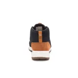 Bota de caña media Caterpillar, confeccionada en gamuza negra con detalles en color tostado en el talón. Presenta cordones jaspeados, suela blanca de EVA y base de goma con tracción.