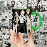 Taza de cerámica blanca con interior y asa verde. Estampado con tres personajes del anime Bungō stray dogs.