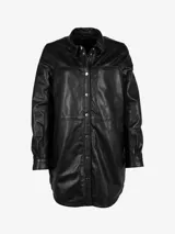 Sobrecamisa negra de cuero con cuello camisero, cierre frontal con botones a presión, mangas largas con puños abotonados, bolsillos de parche en el pecho y corte recto.