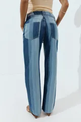 Jeans de tiro medio y pernera recta con diseño de rayas verticales en diferentes tonos de denim. Cuenta con cinco bolsillos y cierre frontal con cremallera y botón.