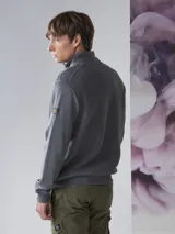 Campera tipo fleece de Benson & Thomas, con cierre frontal completo, cuello alto y textura acolchada en el panel frontal. Posee puños y ruedo acanalados.