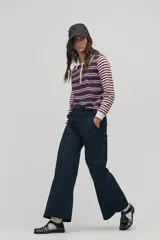 Pantalón azul marino de corte ancho, con bolsillos laterales y traseros.