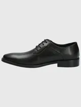 Zapato de vestir formal tipo derby, confeccionado en cuero vacuno con cordones al tono y suela de goma resistente.