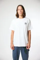 Remera blanca de manga corta con cuello redondo y un pequeño estampado gráfico en el pecho izquierdo. El estampado incluye las letras 'XO' y texto en japonés.