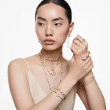 Collar en Y Swarovski de la línea Imber, con diseño distribuido bañado en tono oro y cristales blancos de talla redonda en engaste bisel.