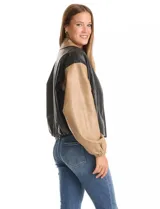 Chaqueta bomber de eco cuero color verde oliva, con cuello tipo solapa, cierre frontal metálico, bolsillos laterales y puños elásticos.