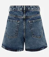 Short mom de jean azul con tiro alto, cintura con trabillas, bolsillos delanteros y traseros, y lavado con efecto desteñido.