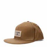 Gorra tipo snapback color negro con costuras en contraste color blanco y parche rectangular con logo de la marca en el frente.