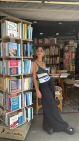 Collar de mostacillas de acrílico color turquesa con un dije colgante en forma de cuerno italiano (cornicello) rojo con incrustaciones de piedras turquesas. El engarce del dije y las cuentas separadoras son de metal dorado.