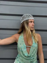 Gorro tipo casquete de red color celeste con perlas blancas.