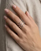 Set de tres anillos de acero quirúrgico en color plateado, con diseños minimalistas que incluyen dos bandas lisas y una con textura facetada o entrelazada.