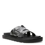 Sandalias chatas con tiras anchas entrecruzadas en color gris metalizado y suela de goma negra con plataforma baja.