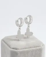 Aros tipo argolla de acero con incrustaciones de circonias y dije colgante en forma de mariposa.